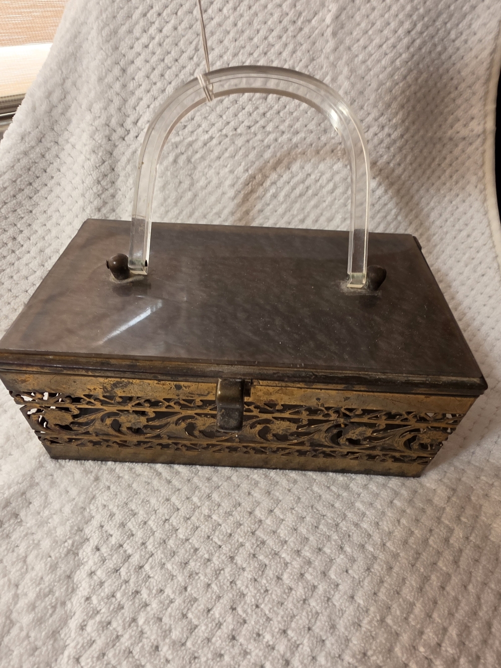 This vintage 50's box purse features a clear lucite handle & metal work
